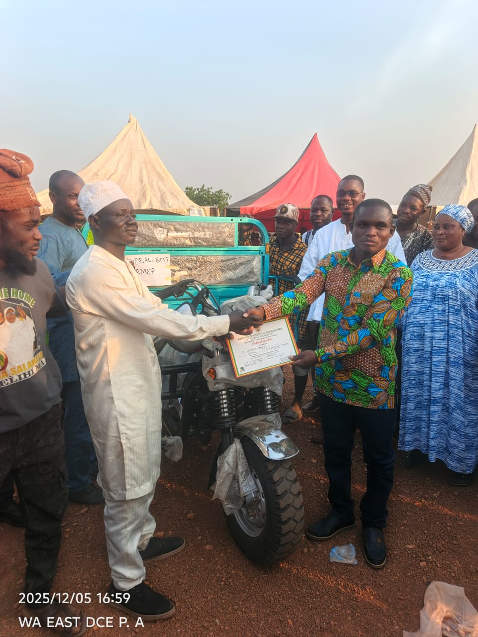 Presentation of Overall Best Farmer Award by Hon Adamu Sayibu(DCE) at the 2025 Farmers' day Celebration